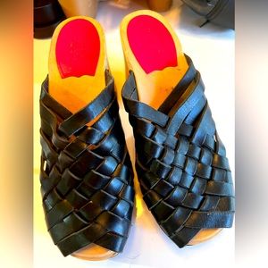 Swedish Hasbeens black woven leather clogs size 8.5